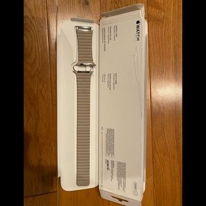Original Apple magnetic closure leather loop 44mm size L